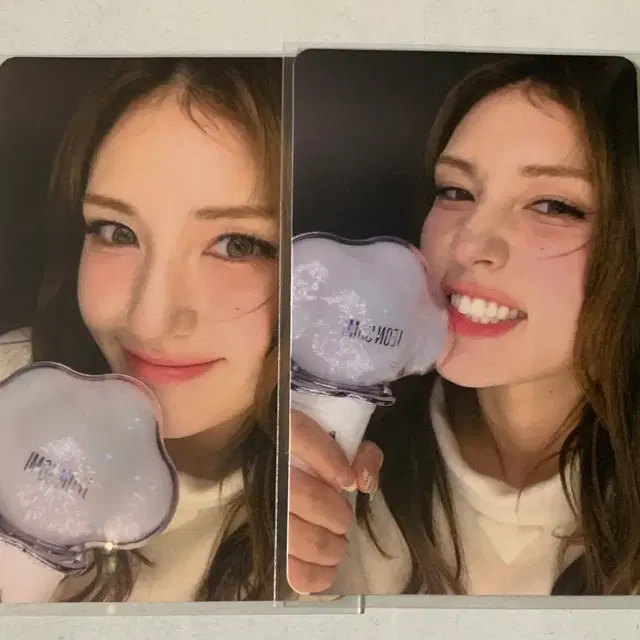 전소미 공식응원봉 특전 포카 2종 판매합니다