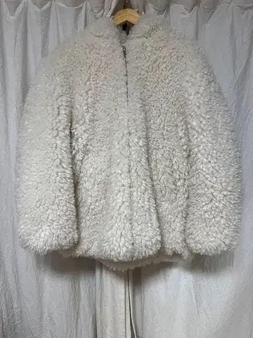 화이트 플리스 자켓 후드 부착