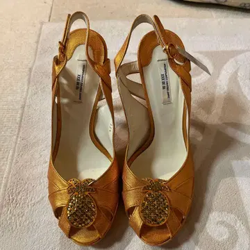 파인애플 모티브 골드 하이힐