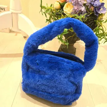 세련된 블루 퍼 토트백 미사용 포인트 컬러로