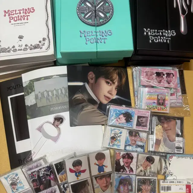 제로베이스원 개봉 앨범 및 비공굿 판매