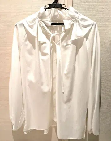 노리즈 소피 옷깃 프릴 블라우스