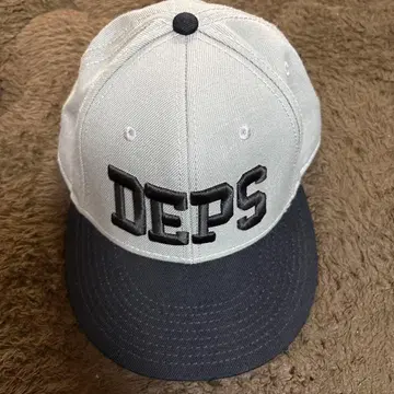 DEPS 자수 로고 캡 그레이/블랙