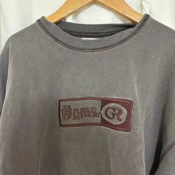 GROVE 그레이 자수 로고 크루넥 맨투맨 캐주얼