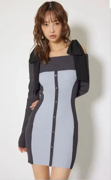 rienda 바이컬러 오프숄더 리본 니트 미니 원피스