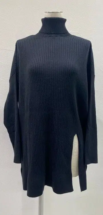 컨디션 최상 CYAN tokyo 비대칭 슬릿 오버 터틀 니트