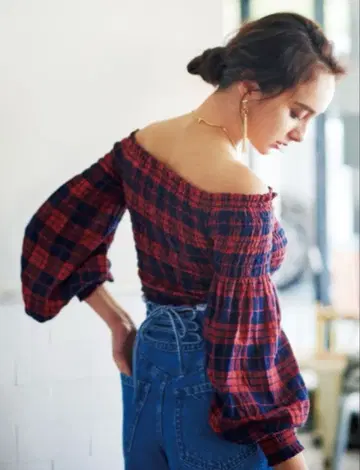 코코딜 체크 무늬 셔링 오프숄더 블라우스