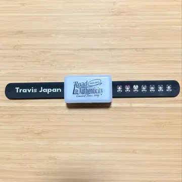 Travis Japan 라이트 팔찌