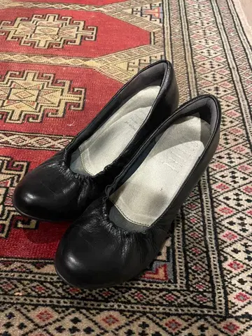 Fitfit 블랙 가죽 플랫 펌프스 웨지힐