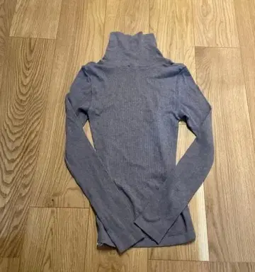 그레이 터틀넥 스웨터