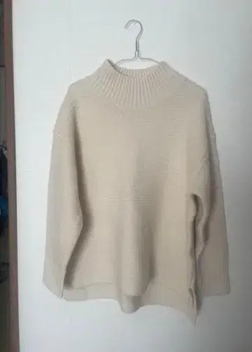 베이지 하이넥 긴팔 니트