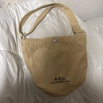 A.P.C. 베이지 숄더백