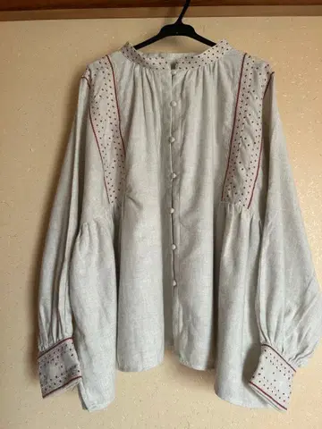 [새상품급] tumugu 자수가 귀여운 앞뒤 착용 가능한 하늘하늘 풀오버