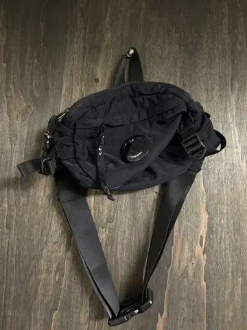 C.P. COMPANY NYLON B 크로스바디 팩 블랙