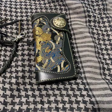 화산 가죽 장지갑 블랙 베이스 금청 자수