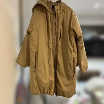 베이지 후드 부착 롱 코트