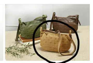 un signet 카우 가죽 도트 무늬 숄더백