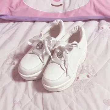 Avail 화이트 리본 비쥬 통굽 스니커즈 M