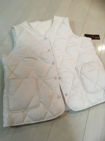 새상품 Bonita 화이트 퀼팅 보아 베스트