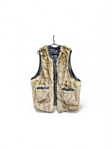 베이지 퍼와 블랙 가죽의 리버서블 베스트