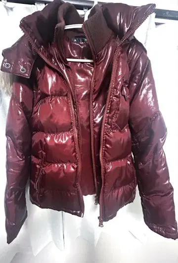 버건디 다운 자켓 후드 부착