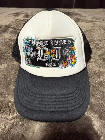 자수 트래커 캡 화이트 블랙