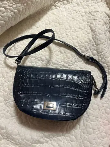 네이비 크로커다일풍 숄더백 캣 인 더 클로젯