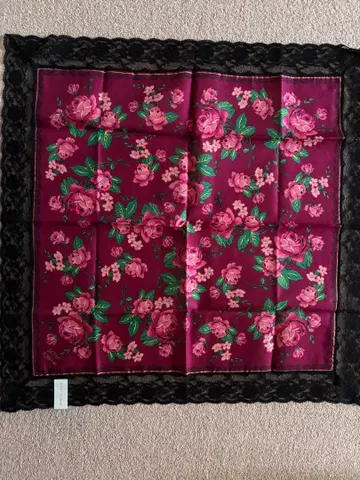 BETSEY JOHNSON 꽃무늬 레이스 손수건 버건디