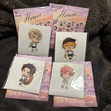 니지산지 HEROES 해변의 집 복권 캔뱃지 & 다이컷 스티커