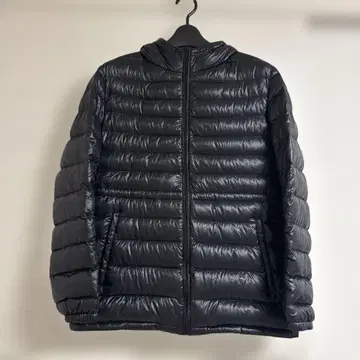 유니클로 블랙 울트라 라이트 다운 자켓 후드 M