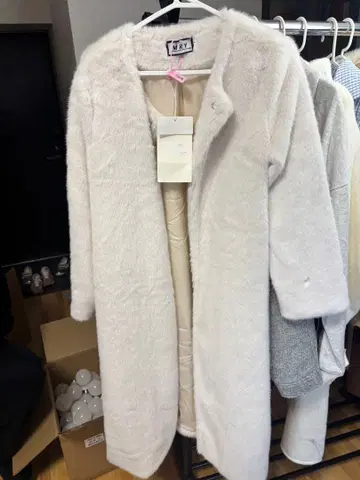 화이트 퍼 롱 코트