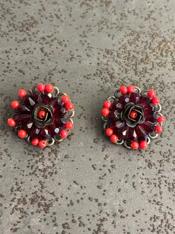 빈티지풍 빨간색과 블랙 꽃 모티브 귀찌