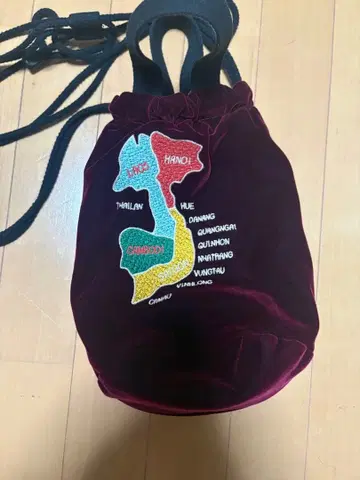 와인 레드 지도 자수 숄더백