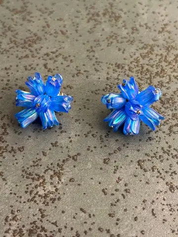 파란색 꽃 모양 귀찌