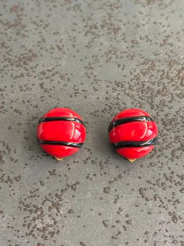 빨간색 스트라이프 디자인의 귀찌