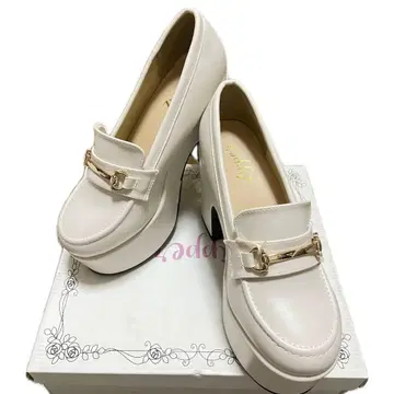 화이트 통굽 로퍼 골드 버클