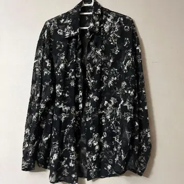 블랙과 화이트 꽃무늬 긴팔 셔츠