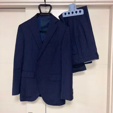 유니버설 랭귀지 네이비 스트라이프 수트 카를로 바르베라