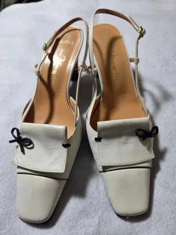 긴자 카네마츠 화이트 가죽 스퀘어토 펌프스 23cm