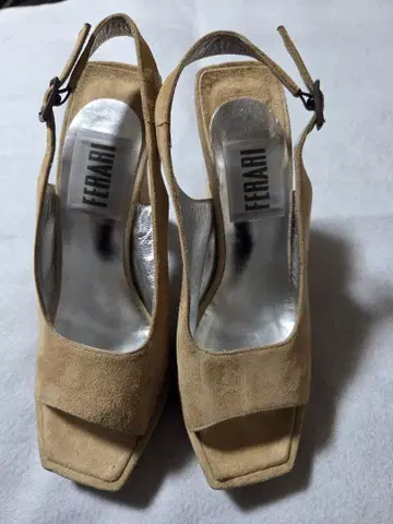 FERARI 베이지 스웨이드 하이힐 펌프스