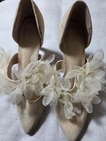 아이보리 플라워 장식 하이힐 펌프스