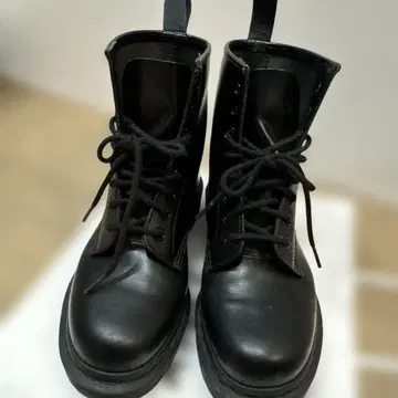 닥터마틴 블랙 통굽 레이스업 부츠