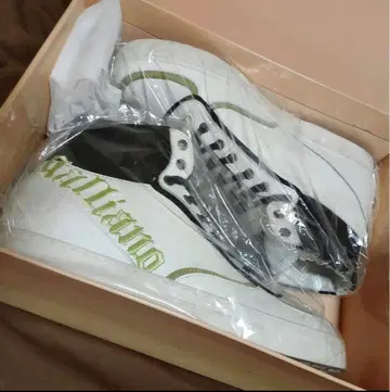 galliano 주름 가죽 로고 자수 하이컷 스니커즈 레어