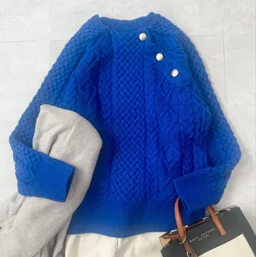 쉽스 숄더 버튼 케이블 니트 골드 버튼 아란 패턴 블루