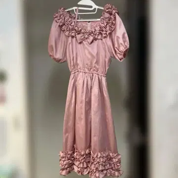 프릴 달린 핑크 무릎 기장 원피스