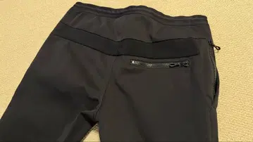 ONE GRAVITY 블랙 조거 팬츠 지퍼 포켓 부착