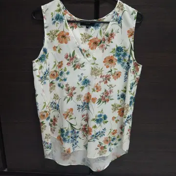 Theory 플로럴 슬리브리스 상의