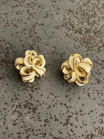 화이트 골드 플라워 귀찌