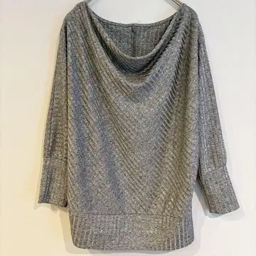 그레이 드레이프넥 니트 긴팔 컴팩트 돌먼소매 깔끔한 실버