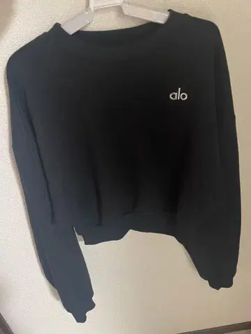 alo yoga 크롭드 아콜레이드 크루넥 블랙